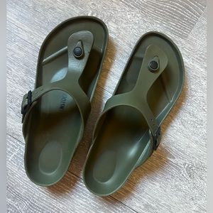 Birkenstock unisex gizeh green thong sandals.